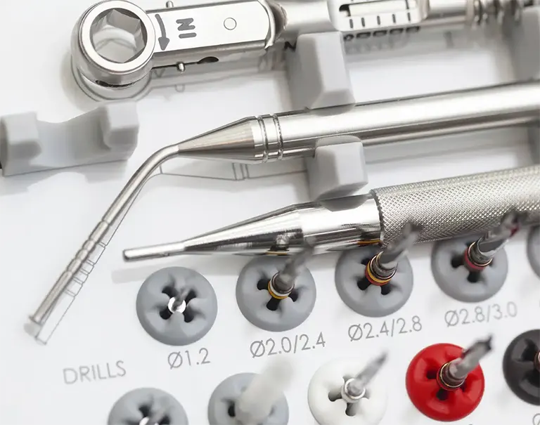 Imagem de vários utensílios de uma clínica dentária